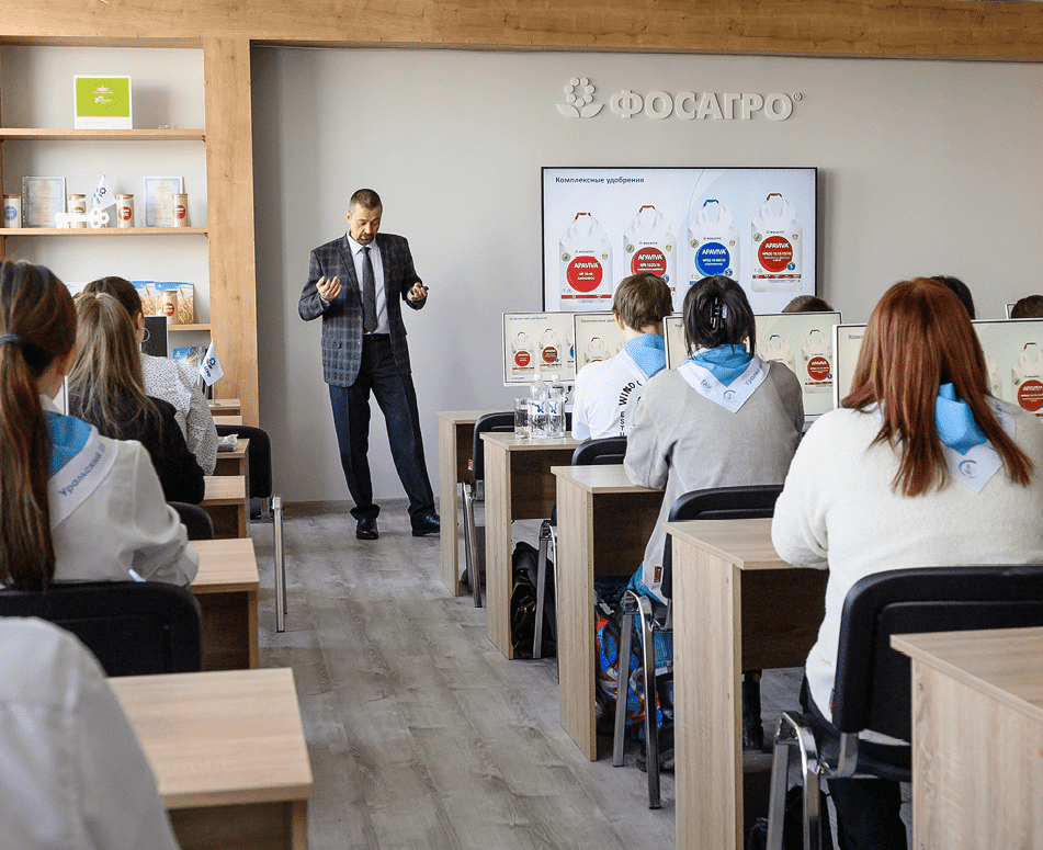 Дети в образовательном центре