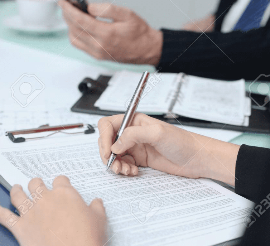 Работник подписывает договор