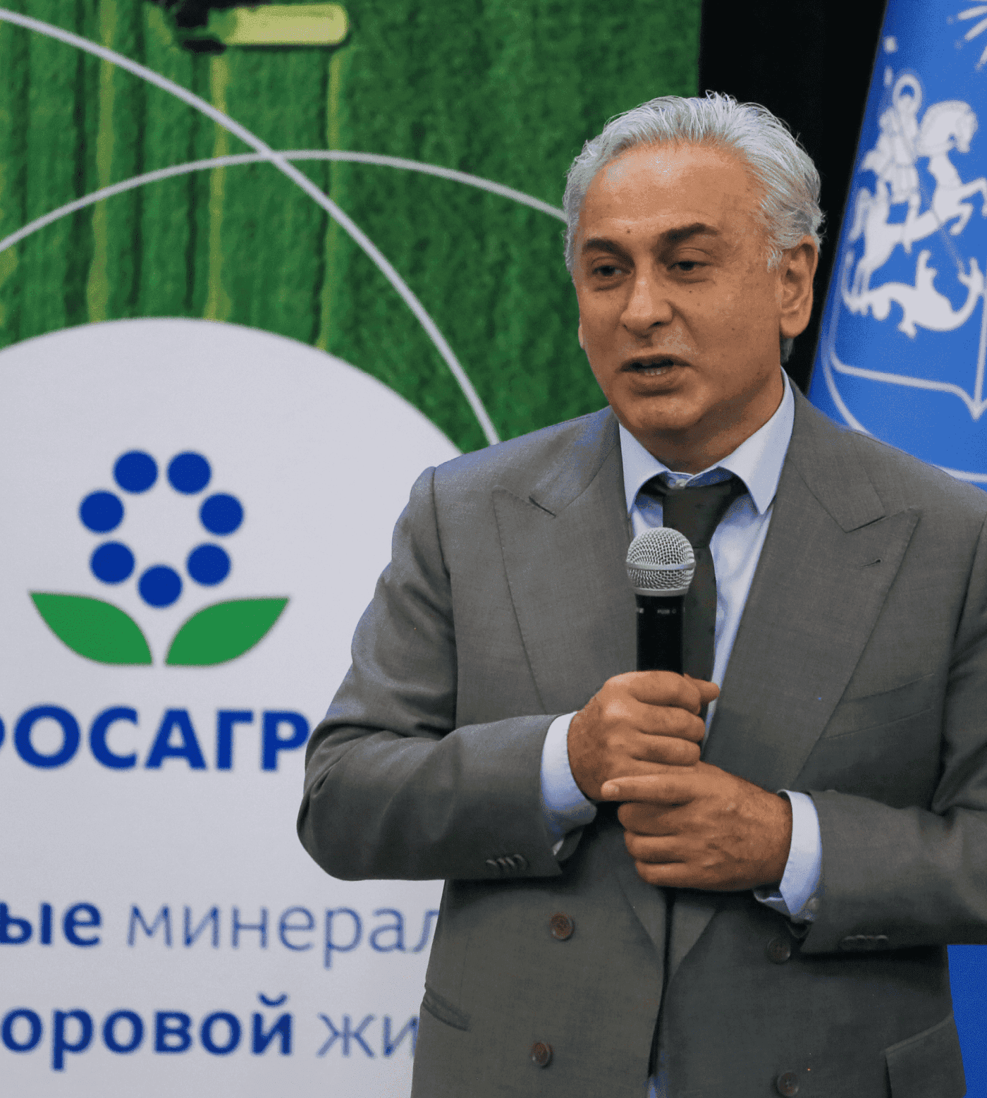 Мужчина выступает с речью